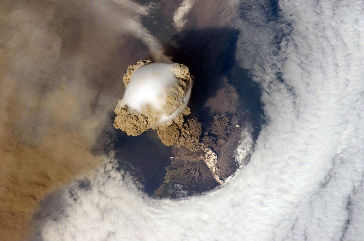 2009年6月12日，日本东北部千岛群岛萨里切夫峰火山喷发，观看了国际空间站。火山一侧的白质是热塑性流动。信用NAS 作者 国家航空航天局国家航空航天局