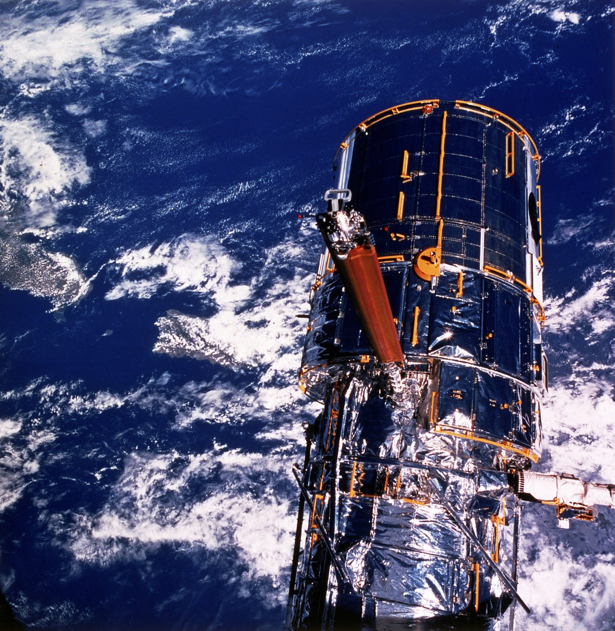哈勃太空望远镜在地球上空。 NASA照片。 作者 国家航空航天局国家航空航天局
