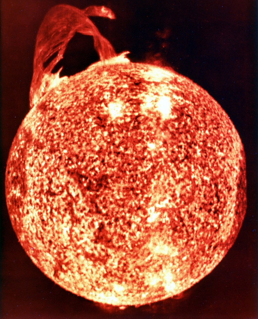 在太阳表面横跨超过588,000公里的最壮观的太阳耀斑（左上）之一。 NASA照片。 作者 国家航空航天局国家航空航天局