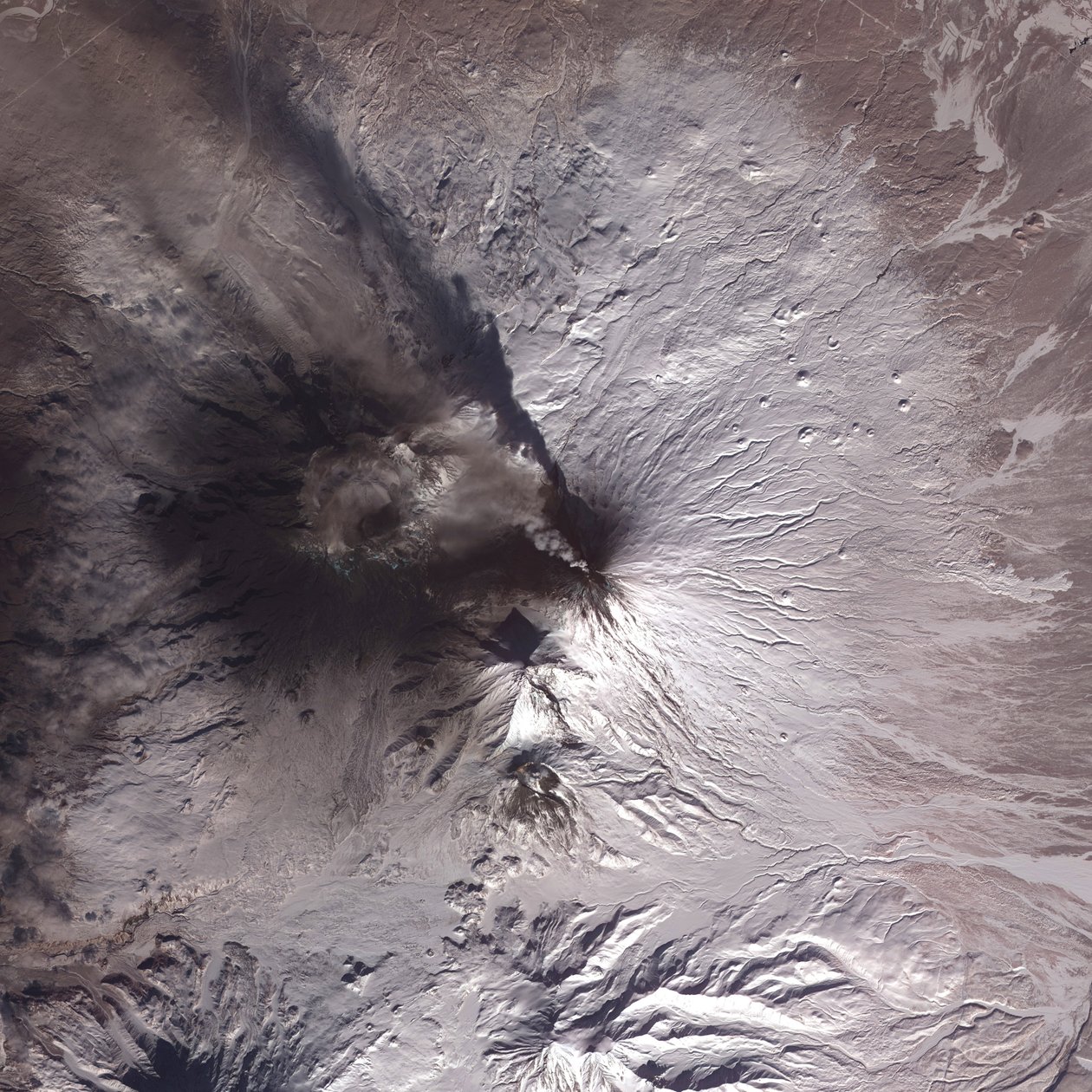 Kliuchevskoi或Klyuchevskaya Sopka火山喷发的卫星图像，堪察加半岛，俄罗斯，2010年。自1697年首次喷发以来几乎一直活跃。信用NAS 作者 国家航空航天局国家航空航天局
