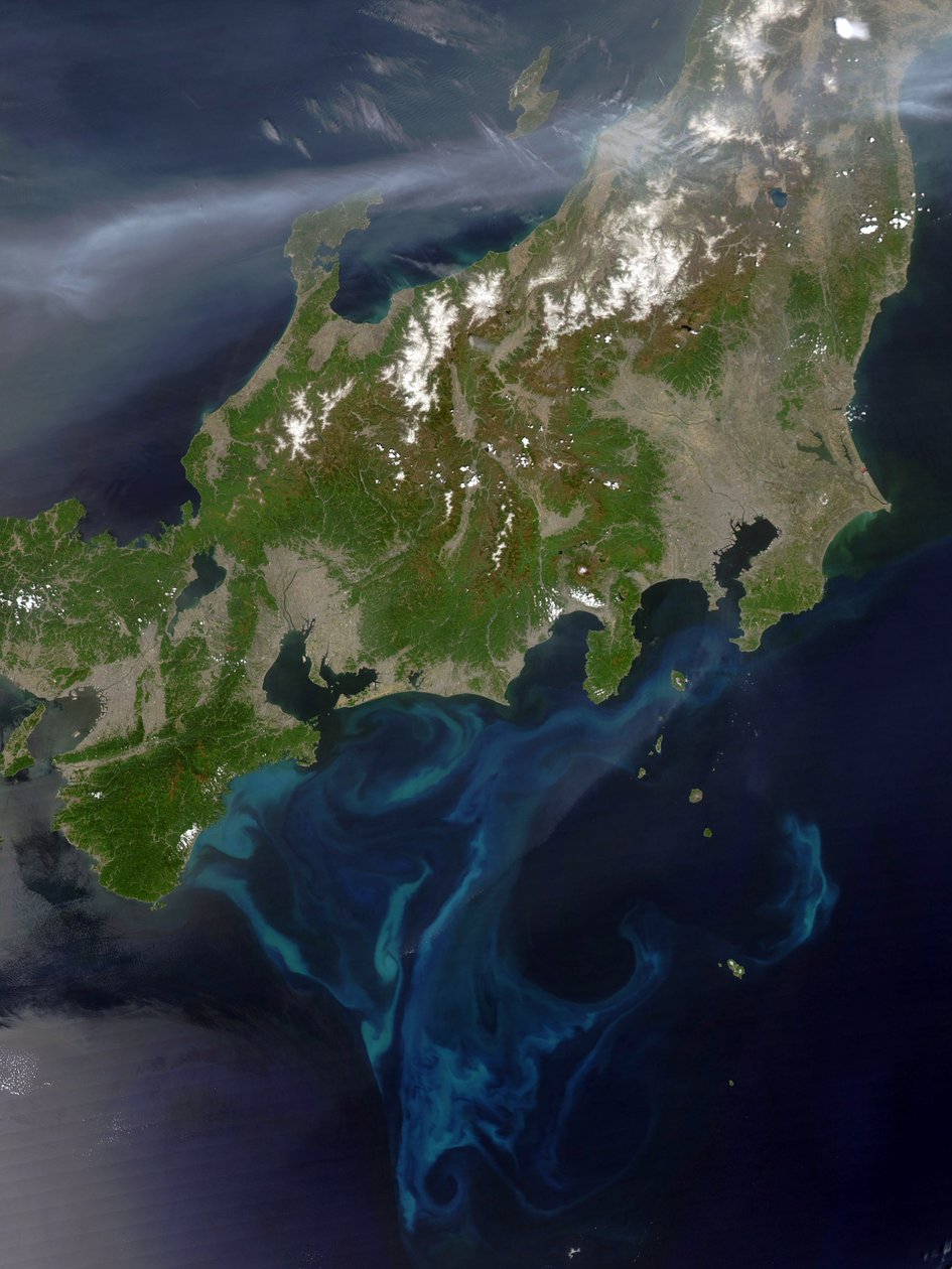 2005年5月4日，日本本州的卫星视图，从朝西发生强烈火灾的西部，有大量烟雾穿过岛屿。信用NASA。科学地球地质污染 作者 国家航空航天局国家航空航天局