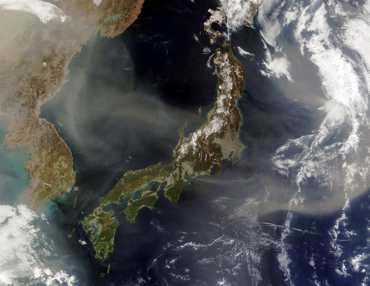 日本的卫星视图与积雪的山，春天绿化土地在更低的水平。来自中国大陆的尘埃吹过日本海，进入太平洋。图片来源：NASA。科学 作者 国家航空航天局国家航空航天局