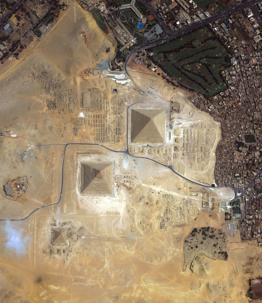 吉萨棉，埃及金字塔的卫星视图。信用NASA。 作者 国家航空航天局国家航空航天局