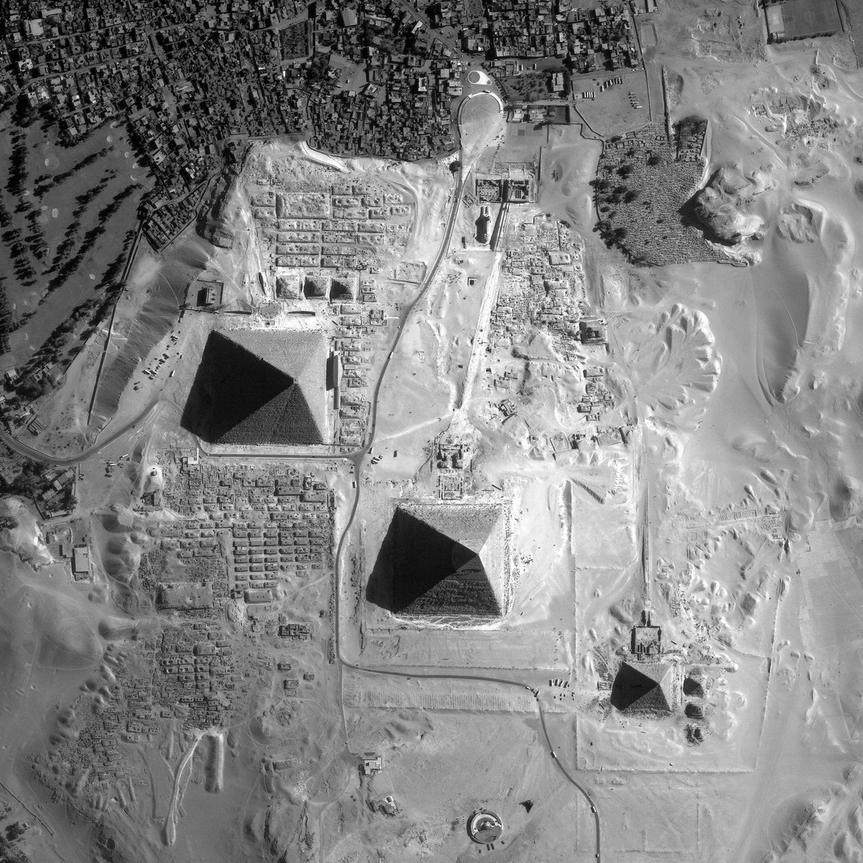 吉萨棉，埃及金字塔的卫星视图。信用NASA。 作者 国家航空航天局国家航空航天局