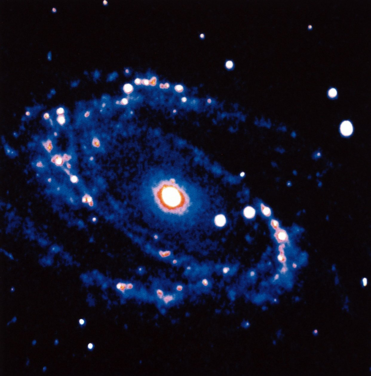 螺旋星系M81在小熊座的修复中。这个星系距离地球照片大约1200万光年。 NASA照片 作者 国家航空航天局国家航空航天局
