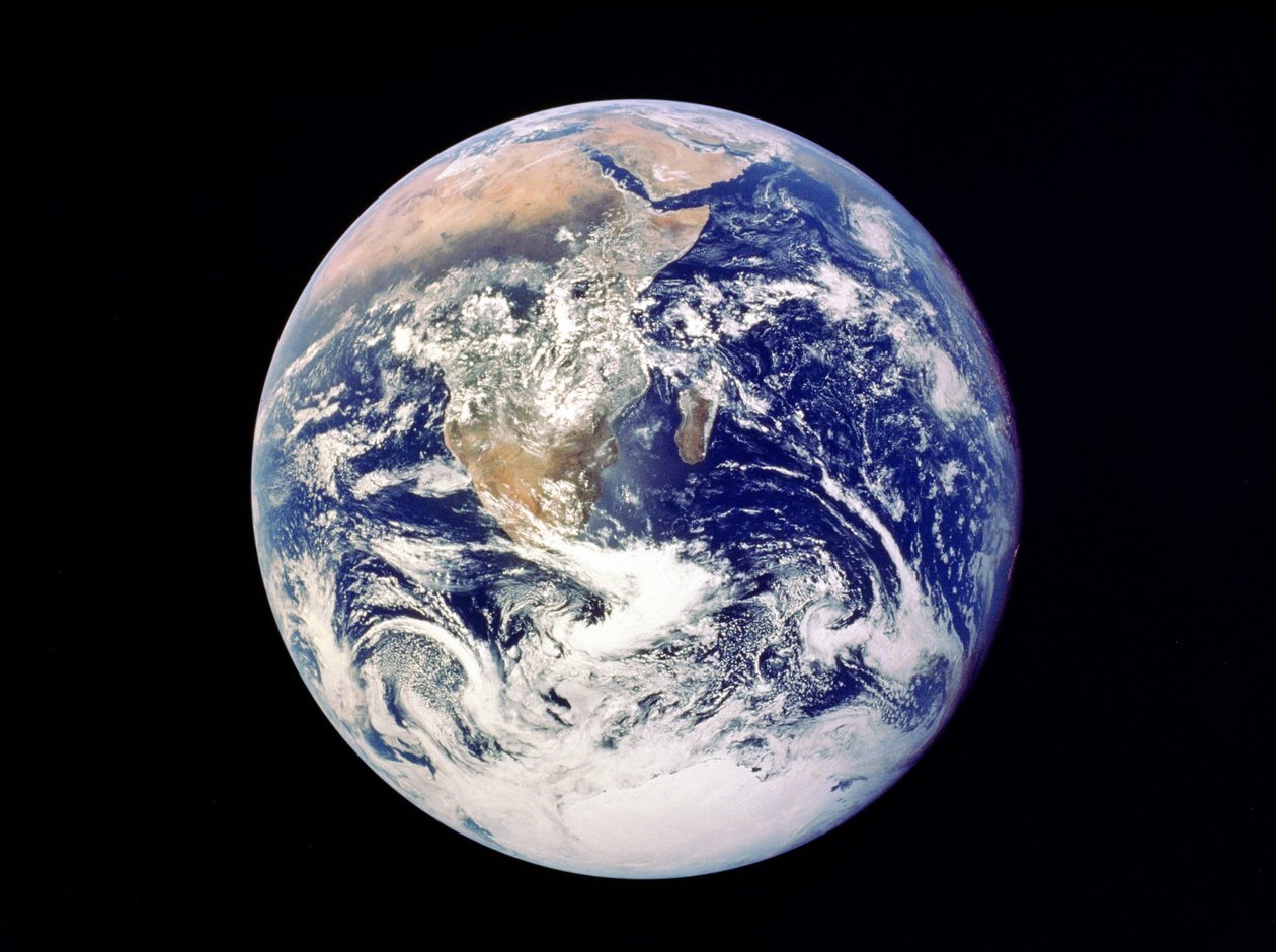 从太空的整个地球 - 从阿波罗1972年12月17日的看法。南极冰盖的第一张照片。非洲大部分地区也可见阿拉伯半岛和马达加斯加（马达加斯加）。 NASA照片。 作者 国家航空航天局国家航空航天局