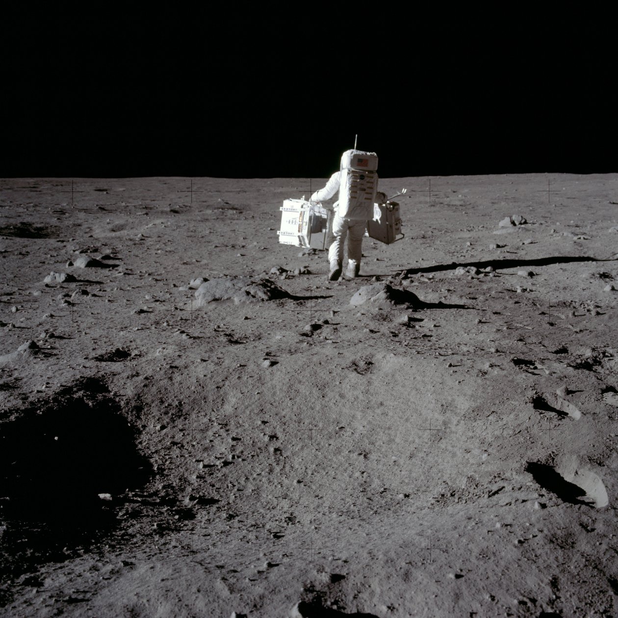 巴兹-奥尔德林在月球表面进行实验，阿波罗II任务，1969年7月。   作者 尼尔阿姆斯特朗