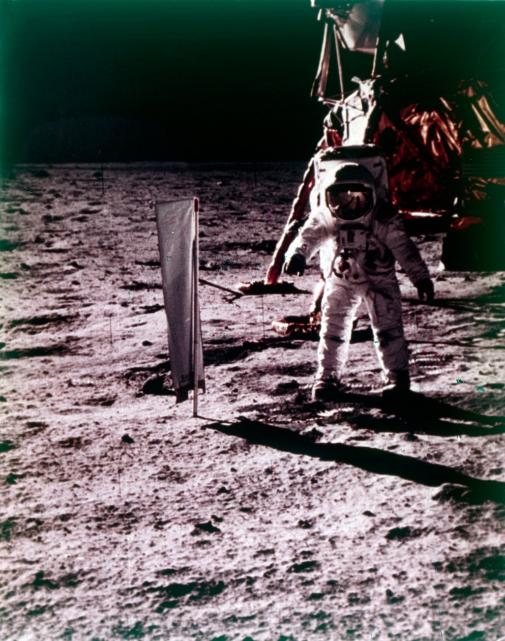 巴兹-奥尔德林在月球表面部署太阳风收集器，阿波罗11号任务，1969年7月。   作者 尼尔阿姆斯特朗