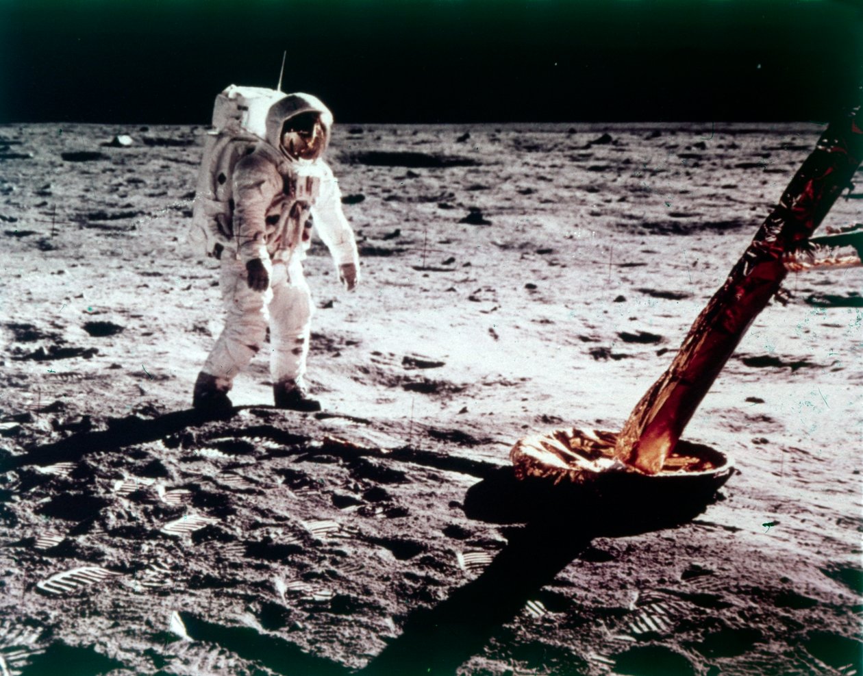 巴兹-奥尔德林在月球上靠近登月舱的腿，阿波罗11号任务，1969年7月。 作者 尼尔阿姆斯特朗