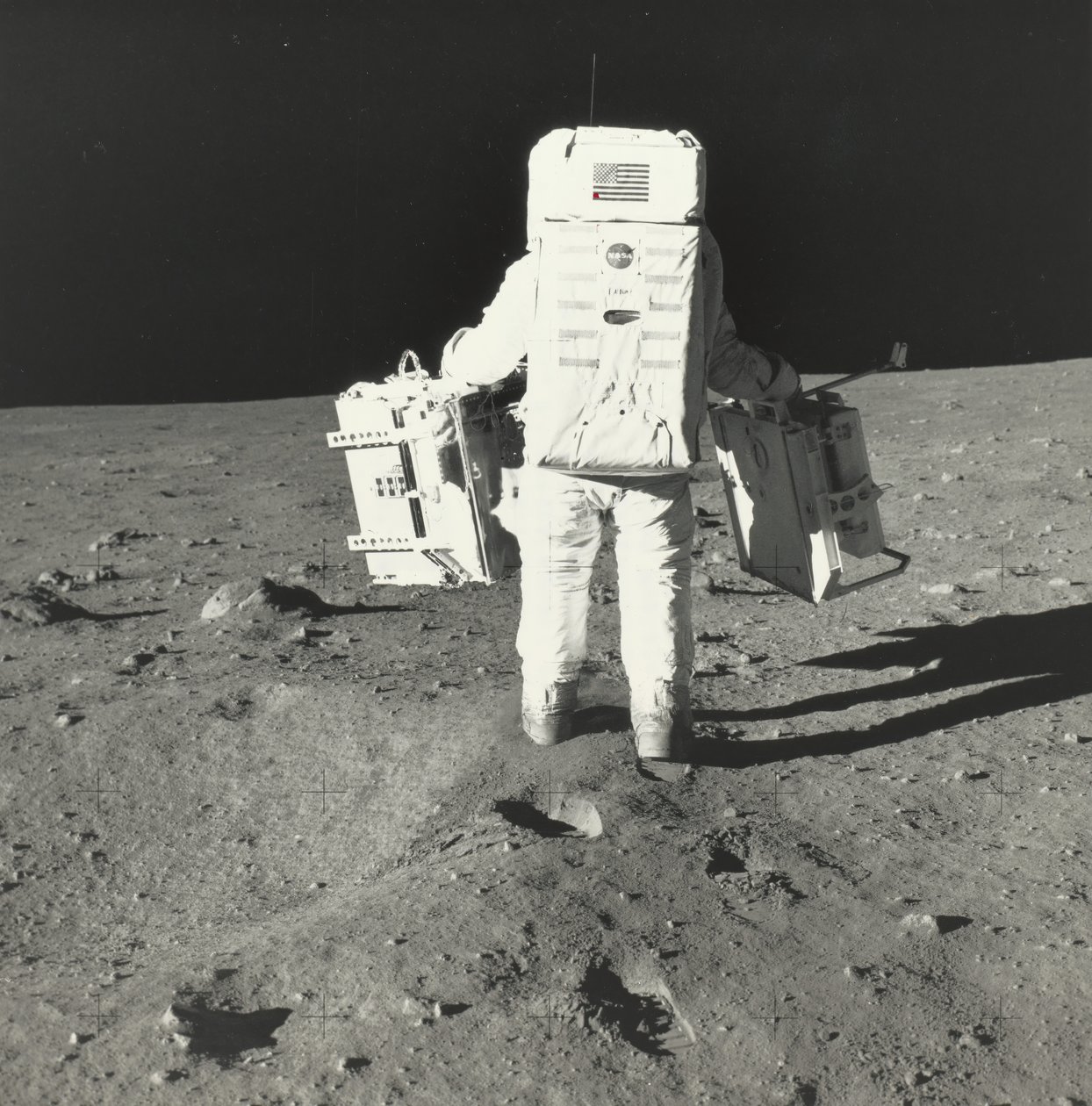 巴兹-奥尔德林在月球上与早期阿波罗科学实验包的组件，1969年。 作者 尼尔阿姆斯特朗