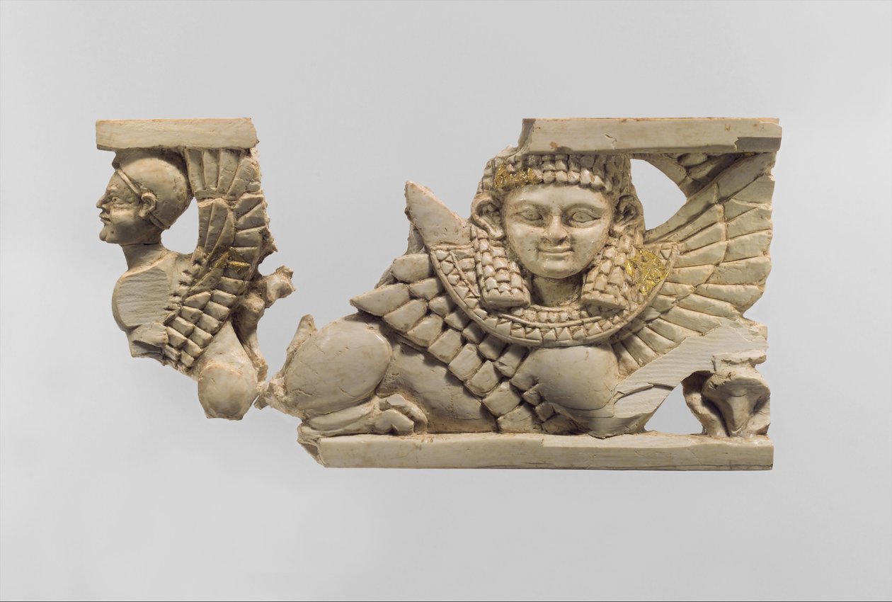 镂空家具饰牌，有两个狮身人面像，公元前800年（象牙，金箔） 作者 新亚述人