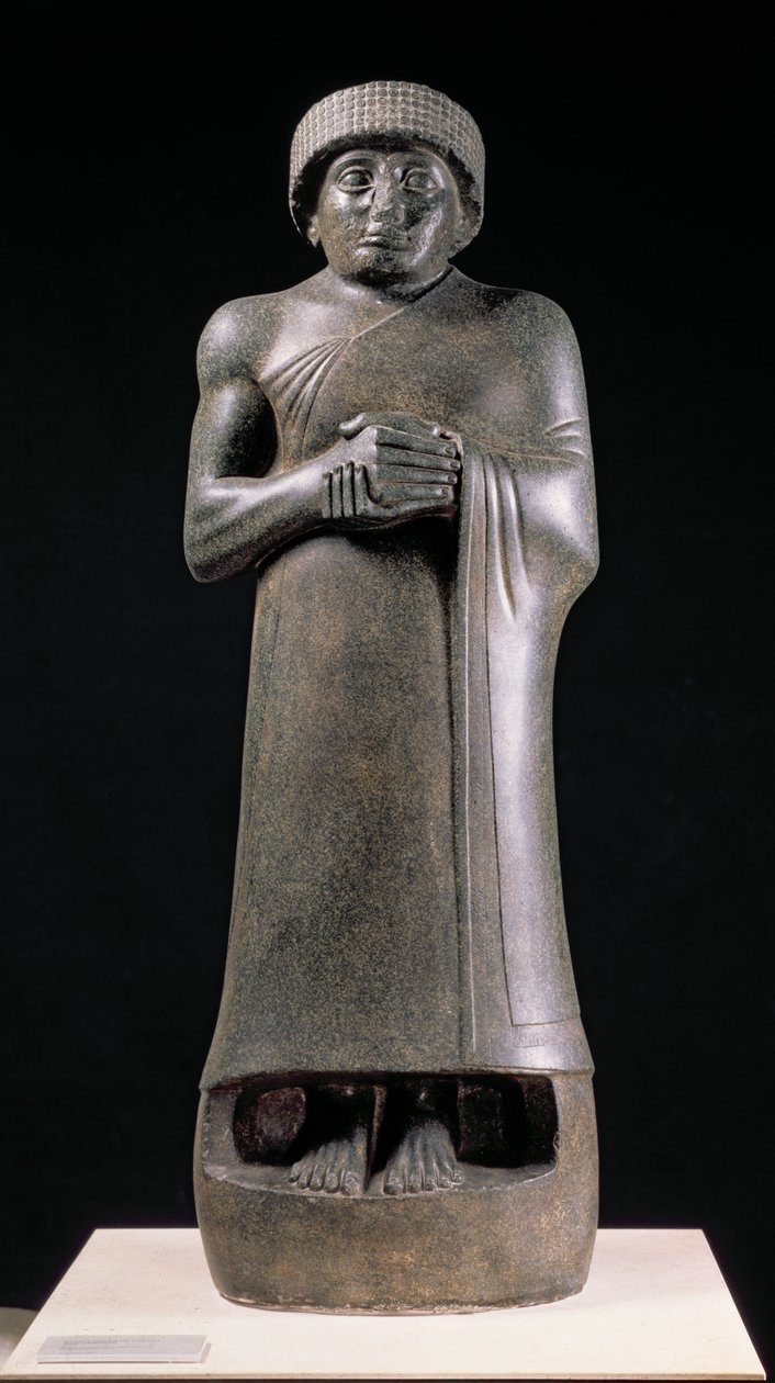一个国王的雕像，双手紧握，可能是Gudea，拉加什王子，来自Telloh（古代Girsu）公元前2130年（闪长岩） 作者 新苏美尔人新苏美尔人