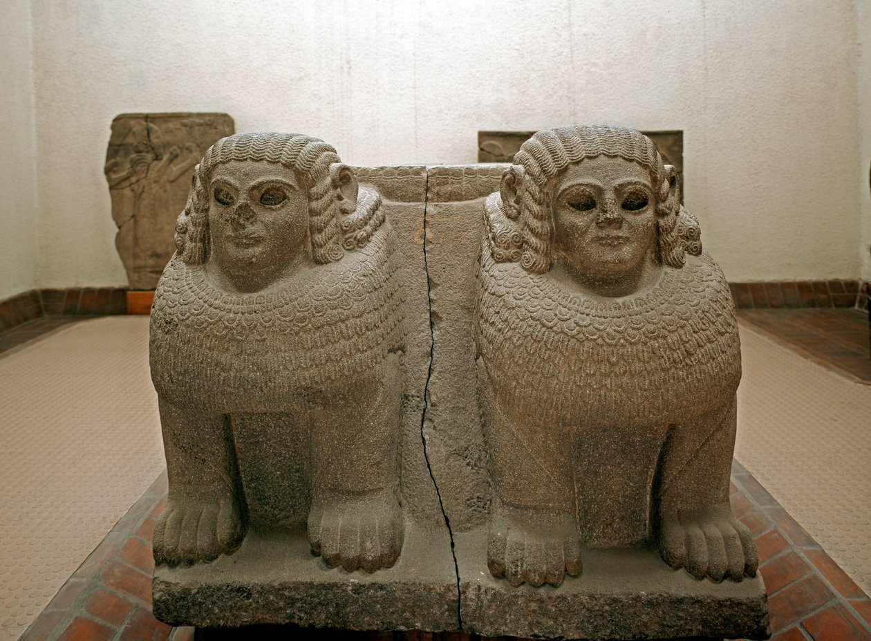 Art neo hittite: base of column in basalt decoree of sphinx. from the site of Samal (current Sam