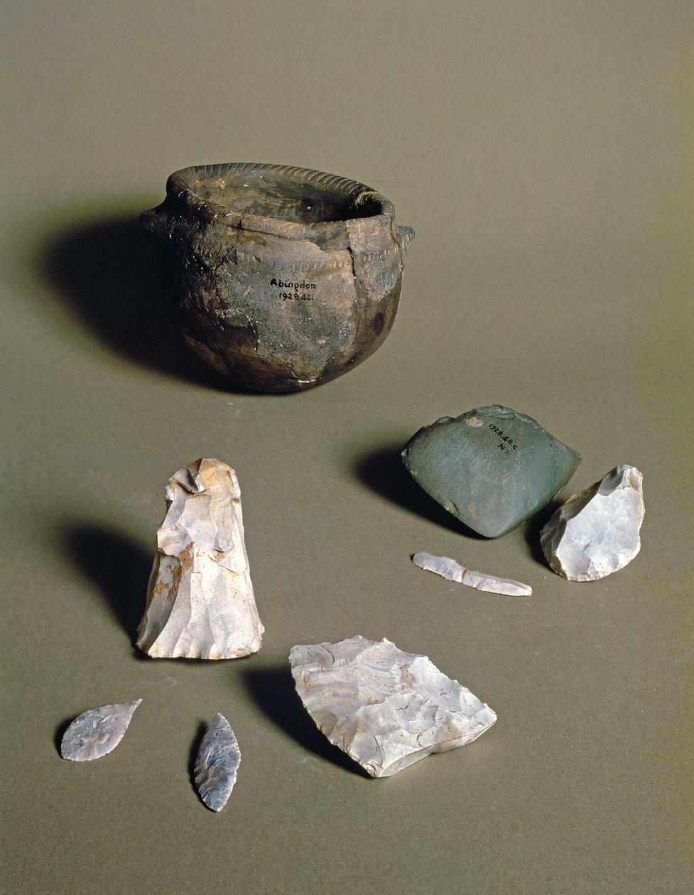 陶器，斧头和箭头，来自伯克郡阿宾登的新石器时代营地，大概在公元前6000-4000（陶器和石头） 作者 新石器时代