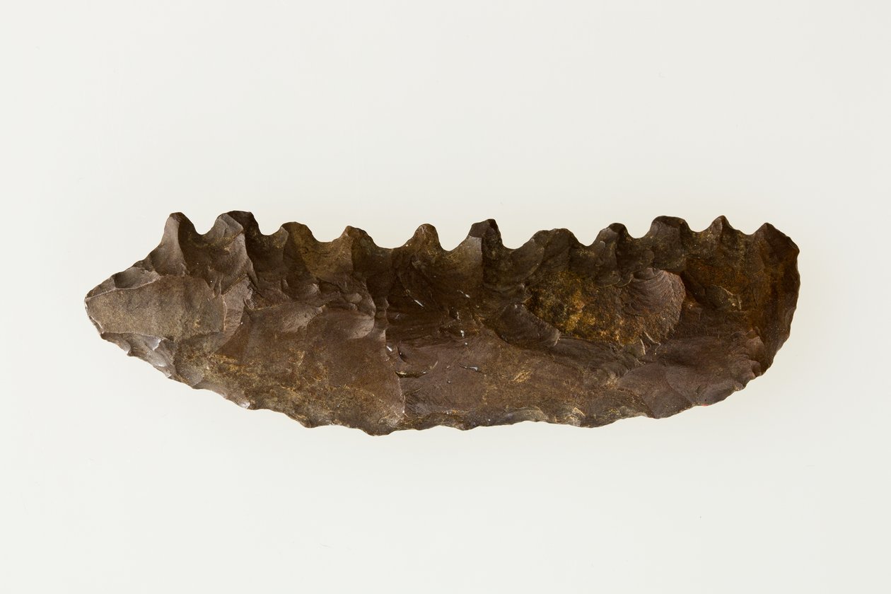 双面镰刀，约公元前4500-4000年（燧石）。 作者 新石器时代新石器时代