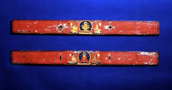 Sutra封面描绘了坐着的菩萨（Prajnaparamita）（顶部）和被Mandorla（下图）包围的佛像，c.1100（多彩木材和棕榈叶上的墨水）（详见114239） 作者 尼泊尔学校