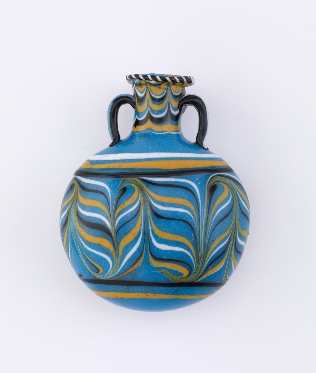 浅蓝色透明烧瓶，带有拖曳的羽毛设计，白色，黑色和黄色，18th Dynasty，c.1539-1295 BC glass 作者 新王国埃及
