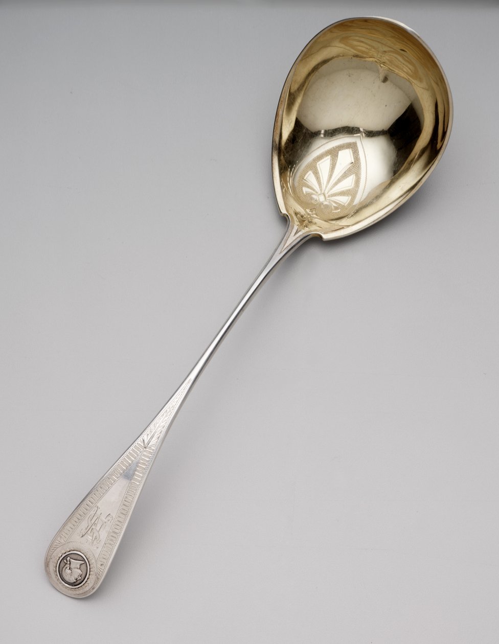 汤勺，约1860年（银和镀金币） 作者 纽厄尔·哈丁公司