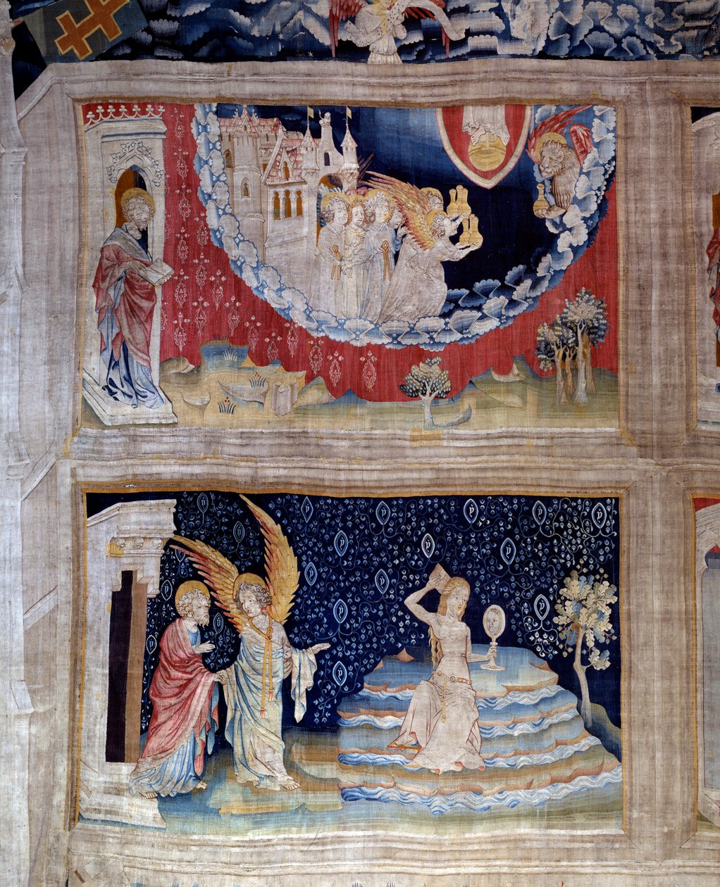 启示录的帷幕（1373 - 1383）第64号：一位天使向约翰展示了对巴比伦的谴责，巴比伦是偶像崇拜的象征，他用自己的财宝使所有国家。底下。巴比伦，这个为撒旦服务的妓女，在镜子前加热她的金发。 作者 尼古拉斯·巴塔耶（Nicolas Bataille）