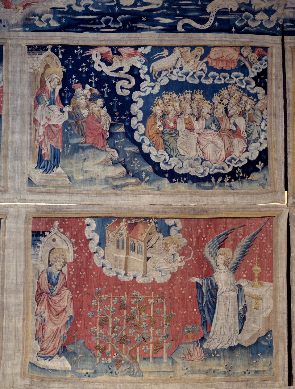 悬挂的《启示录》（1373-1383），第48节：羔羊的上升，被选中者的歌唱。下面，第54节，一位天使拿着一把锋利的镰刀从圣殿里出来，另一位天使命令他收割地上葡萄园的果实。挂毯：尼克 作者 尼古拉斯·巴塔耶（Nicolas Bataille）