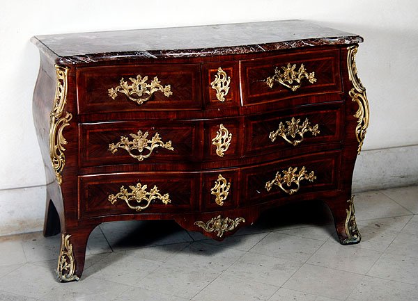 路易十五的坐便器（木头、大理石和青铜）。 作者 尼古拉斯·让·马尔尚（Nicolas Jean Marchand）