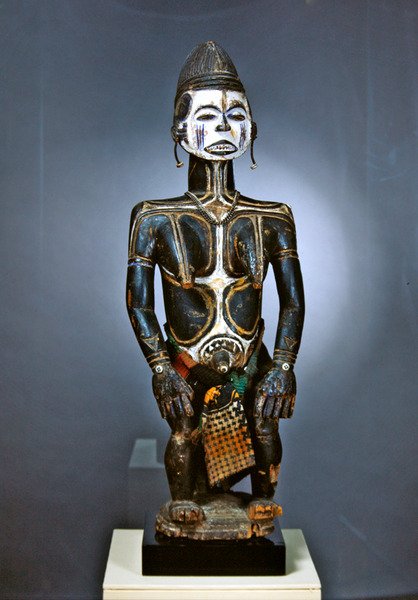 女性雕像，Idoma（木材，油漆和织物） 作者 尼日利亚文