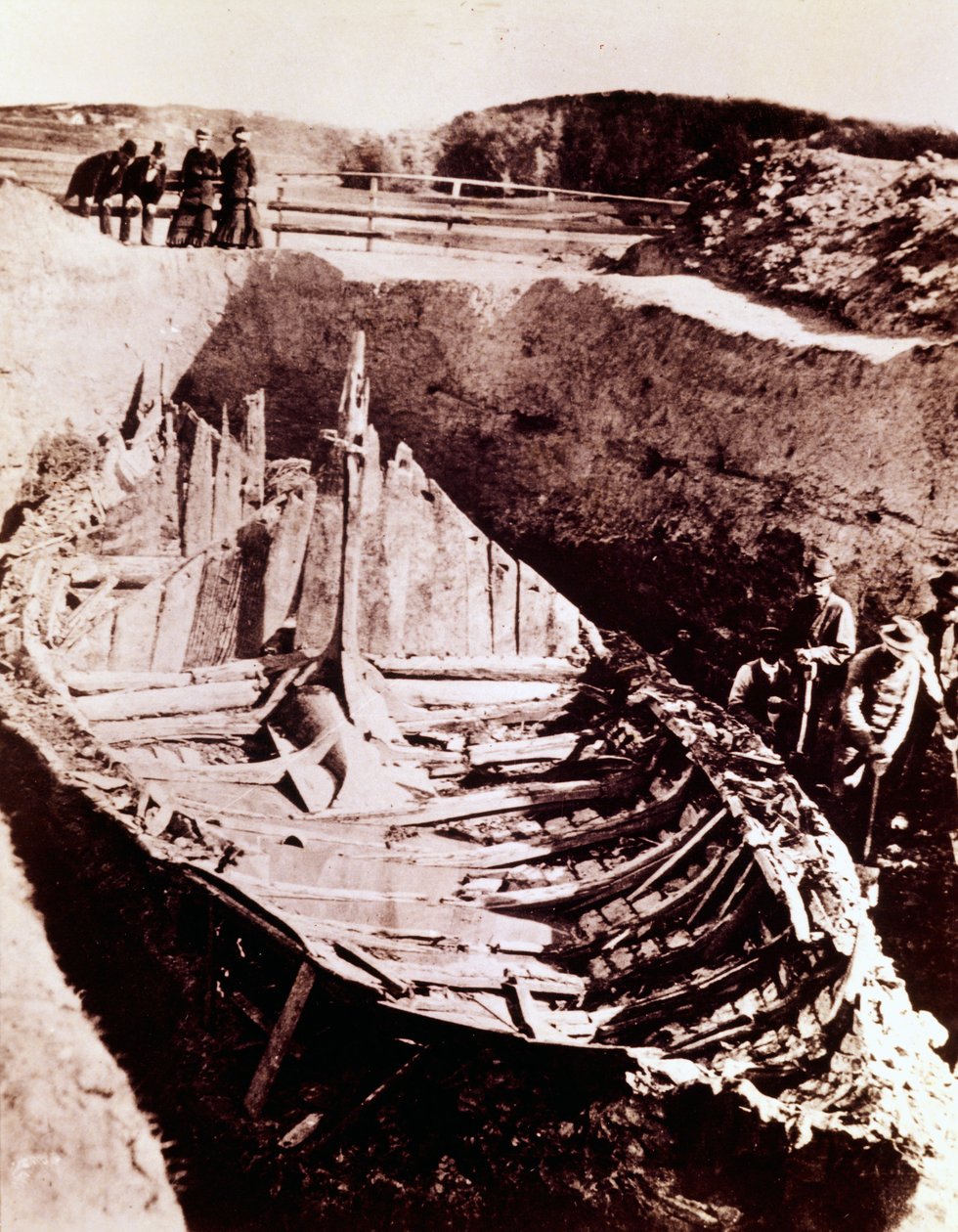 维京长船“Gokstad”的挖掘发现于公元9世纪的挪威，1880年 作者 挪威摄影师