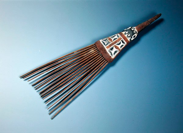 1885年之前从金钟岛的竹棍上切下的梳子（竹子） 作者 海洋的