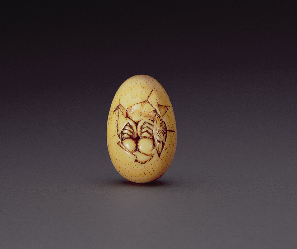 Netsuke描绘了一只突破壳的小鸡，c.1760-80 作者 小gas原一生