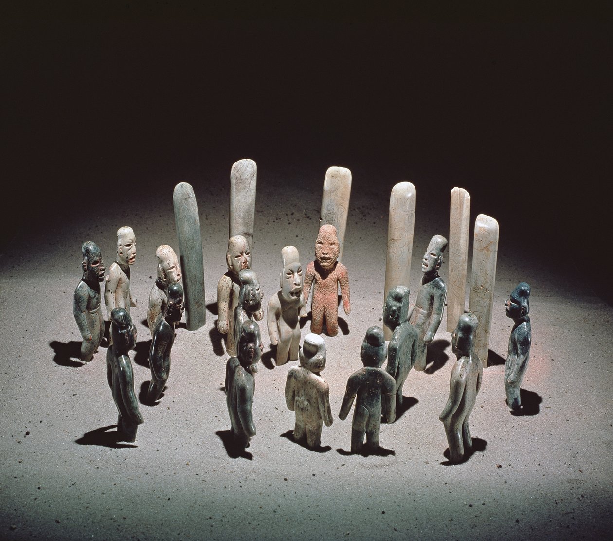 提供十六位男性人物，分别来自La Venta，Tabasco，Pre-Classic Period，BC 9世纪至公元1世纪（玉） 作者 奥尔梅克