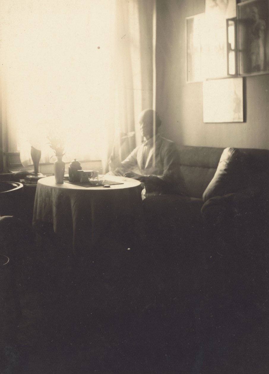 [奥斯卡-施莱默坐在普雷尔大街的咖啡桌前] [Oskar Schlemmer Seated at Table with Coffee Service at Prellestrasse] 作者 奥斯卡·施勒默（Oskar Schlemmer）