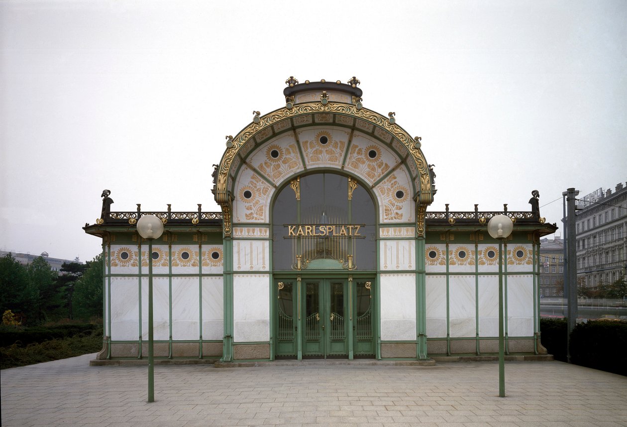 新艺术风格：由建筑师 Otto Wagner (1841-1918) (Viennese Secession) 1894-1899 年在奥地利维也纳制作的 Karlsplatz 地铁站（现为咖啡馆）亭子的景色 作者 奥托·瓦格纳（Otto Wagner）