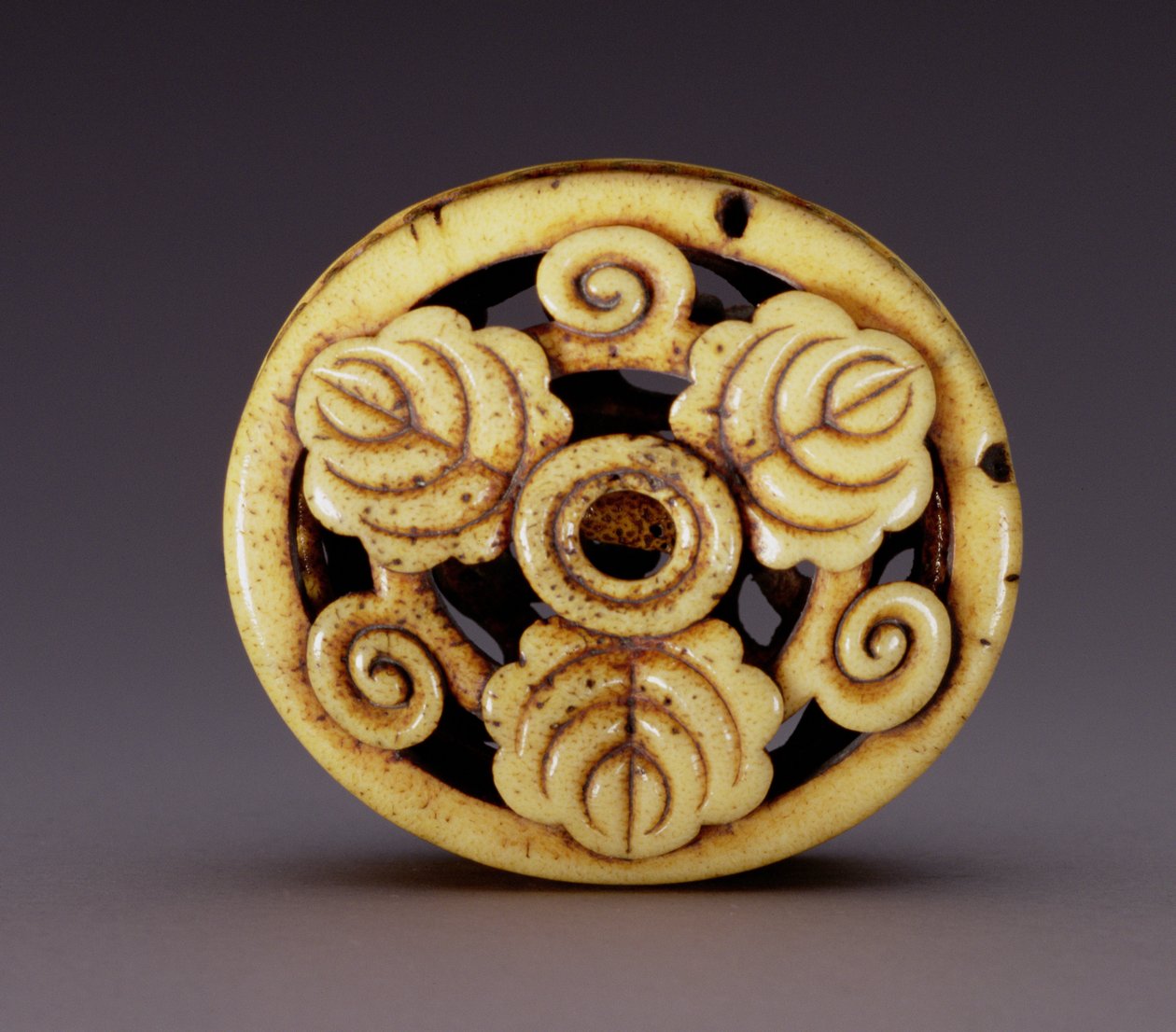 Netsuke形式的盒子（hako）c.1870（雄鹿鹿角）（盖子见195498） 作者 尾崎国际