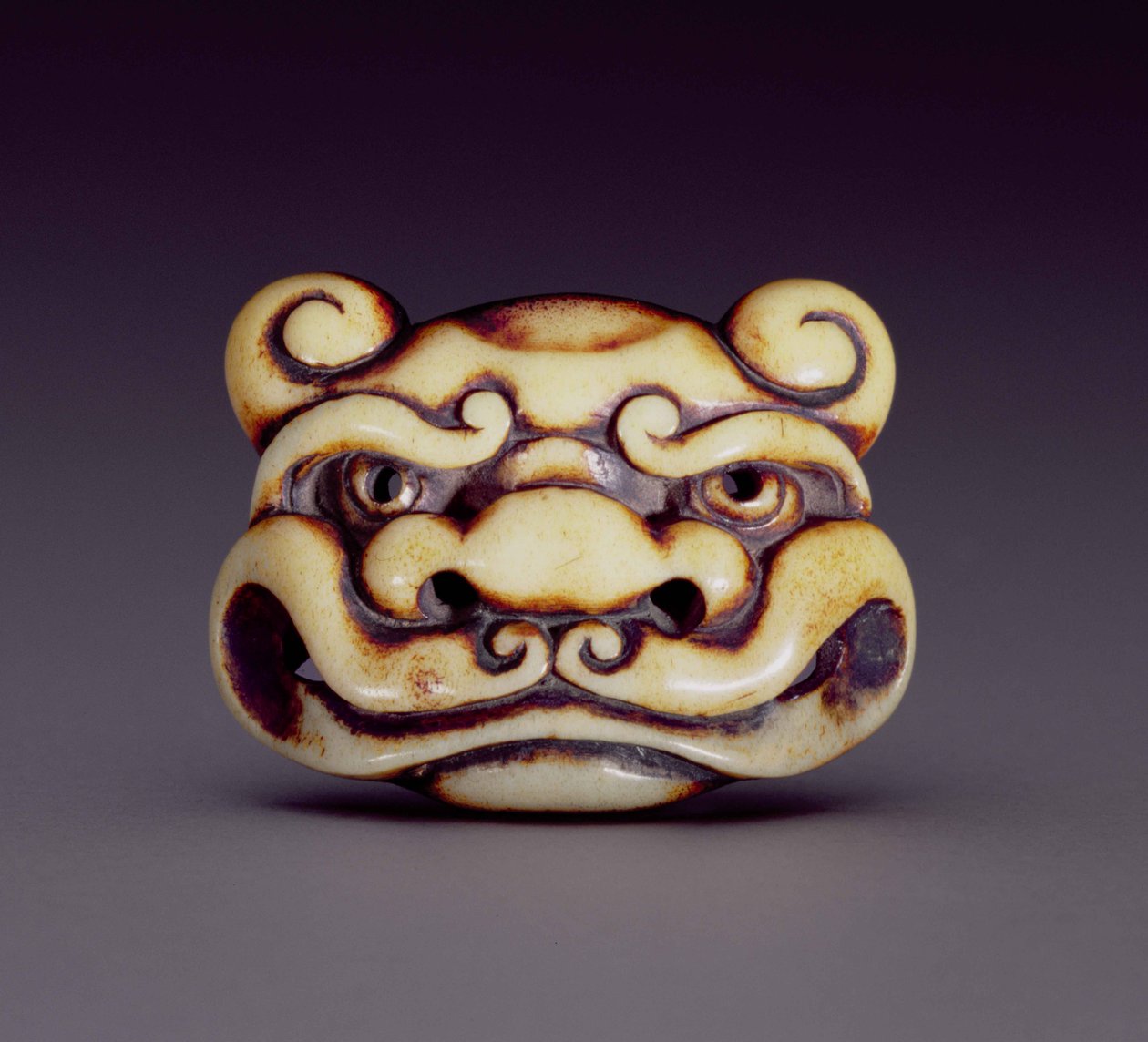 Netsuke描绘了一个oni恶魔的脸，1870年（鹿角） 作者 尾崎国际