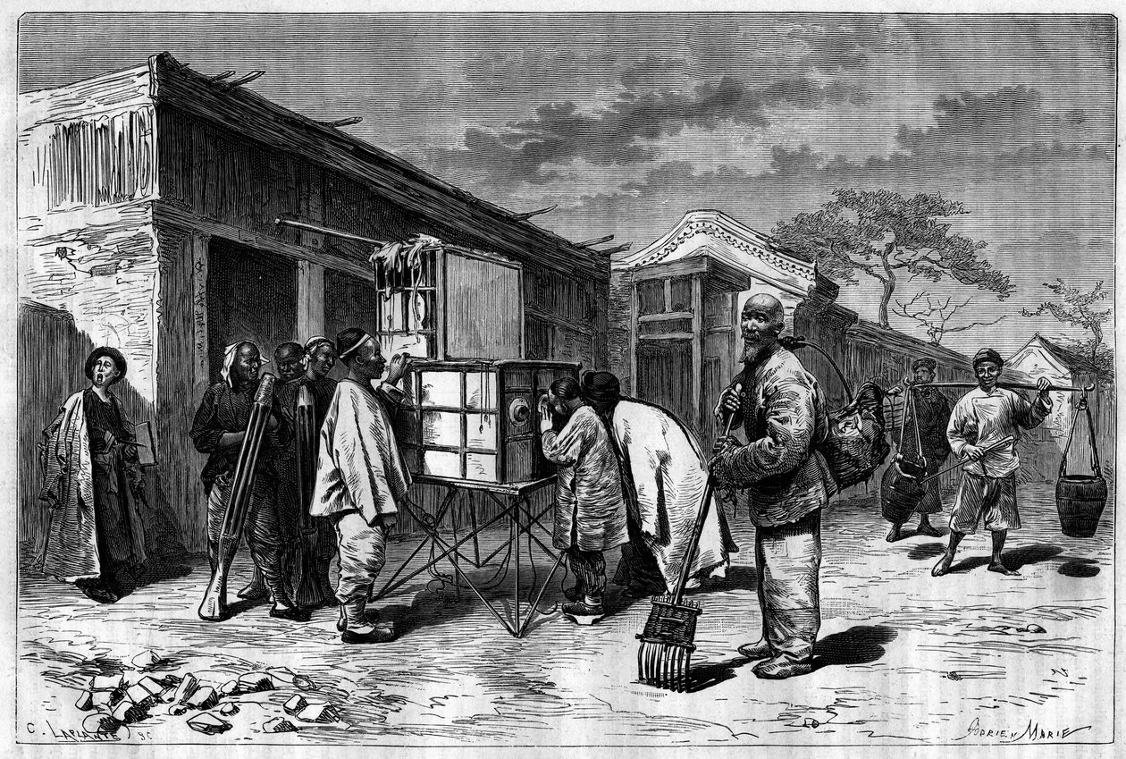 Activity in the streets of Pekin (Beijing), with a 19th century diorama. Engraving from a drawing by Sellier, from a photograph by Thomson, in “Le Tour du Monde, Nouveau journal des Voyages”, edited by Edouard Charton, Paris 作者 P.（之后）Sellier