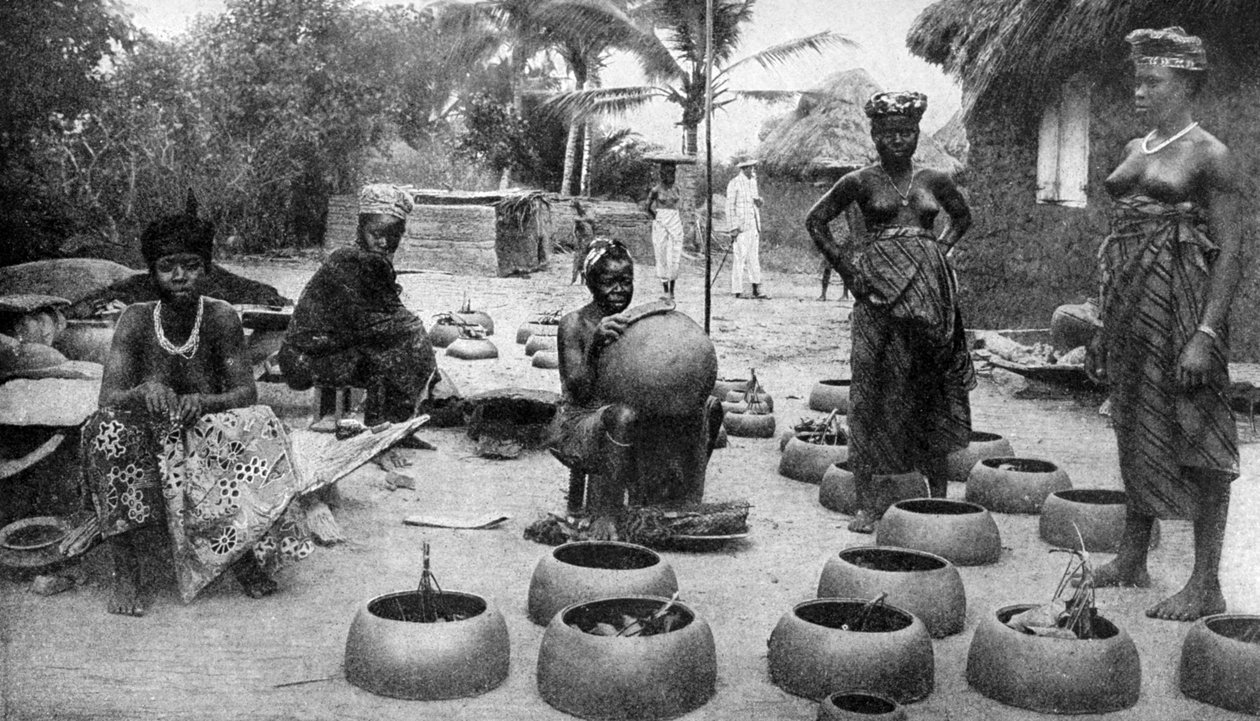 制作陶器的Fanti妇女，加纳Elmina，1922年。 作者 PA麦肯
