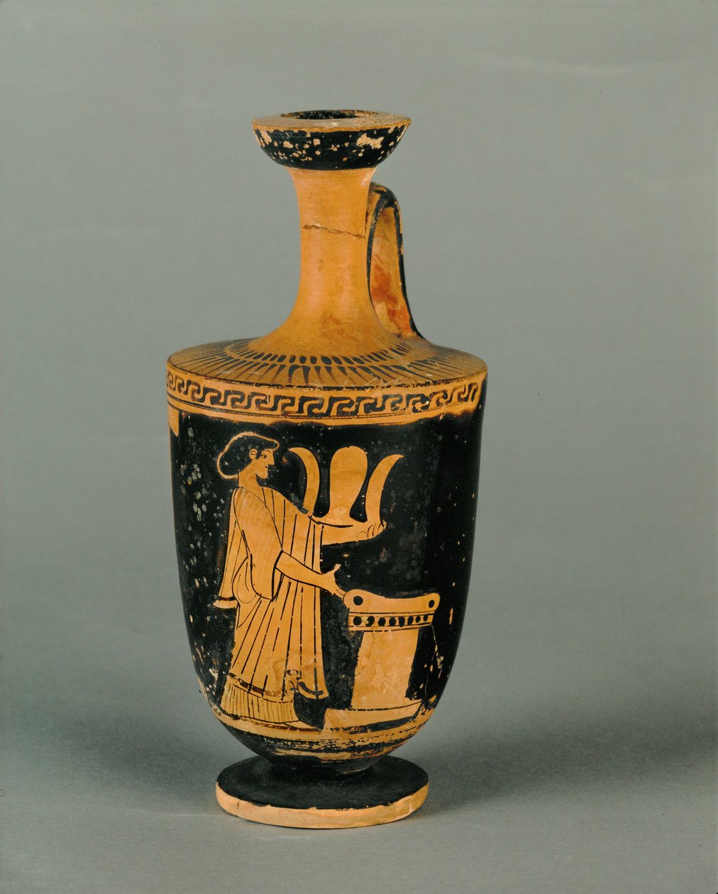 祭坛前的女人小巧的红色lekythos... 作者 画家伊卡洛斯