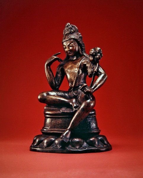 Padmapani Lokeshvara 坐在冥想中，7世纪上半叶（镶嵌银和铜的青铜）（另见394853）。 作者 巴基斯坦学校
