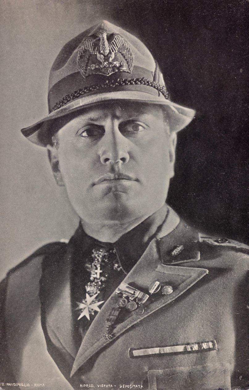 专辑 "Duce"：贝尼托-墨索里尼身着民兵制服（黑白照片）。 作者 Pandimiglio Pandimiglio