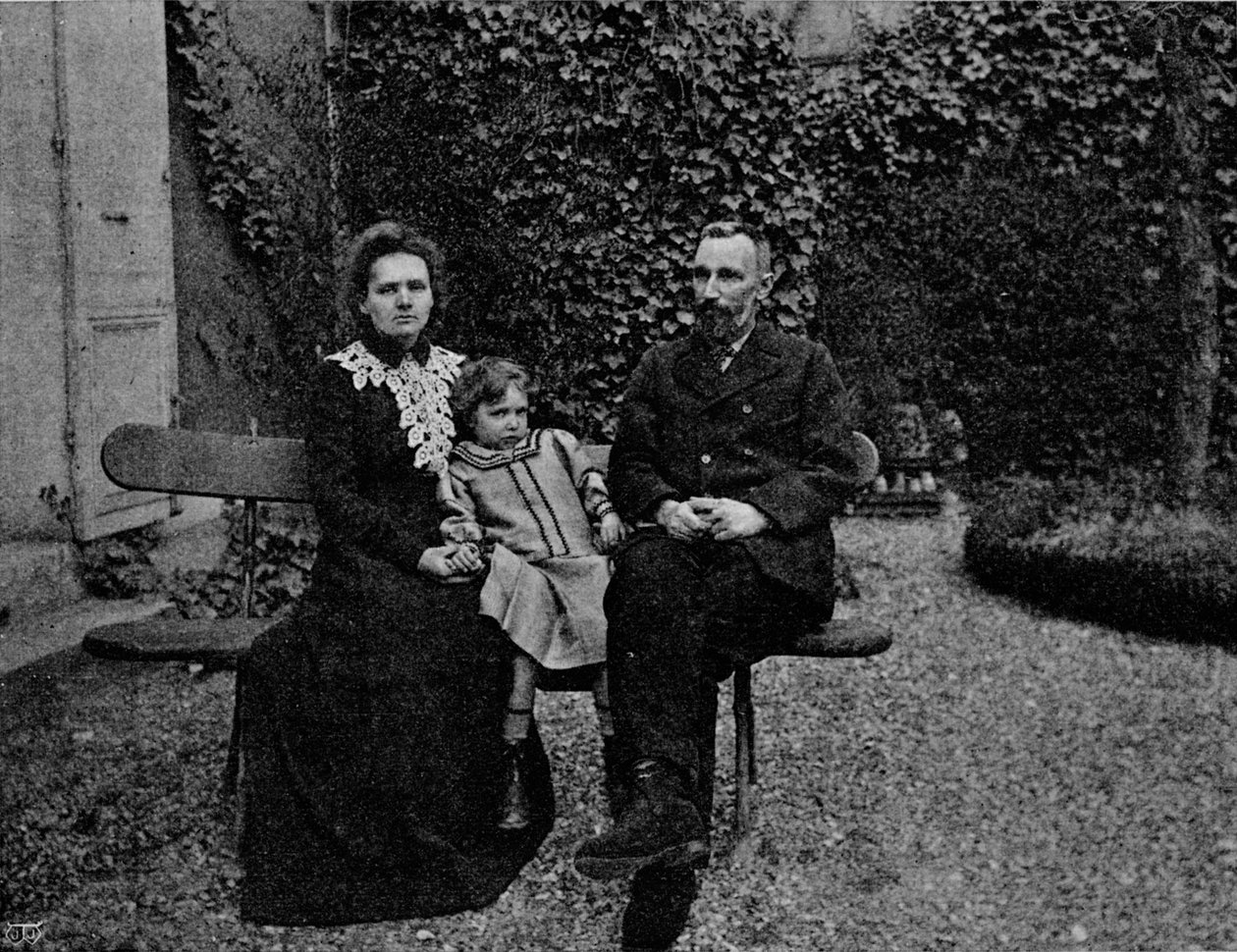 居里先生和夫人在他们巴黎房子的花园里》，约1902年，1903年 作者 巴黎埃利斯