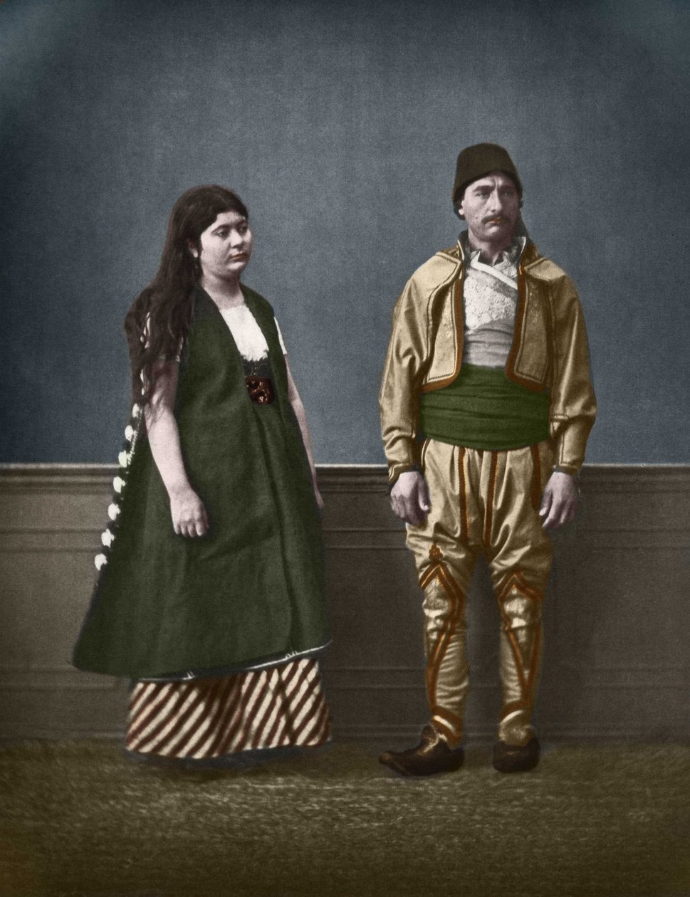 1890年左右，一位来自索菲亚的保加利亚妇女和一位保加利亚男子的肖像。帕斯卡尔-塞巴（1838-1890）的彩色摄影。 作者 帕斯卡·塞巴（PascalSébah）