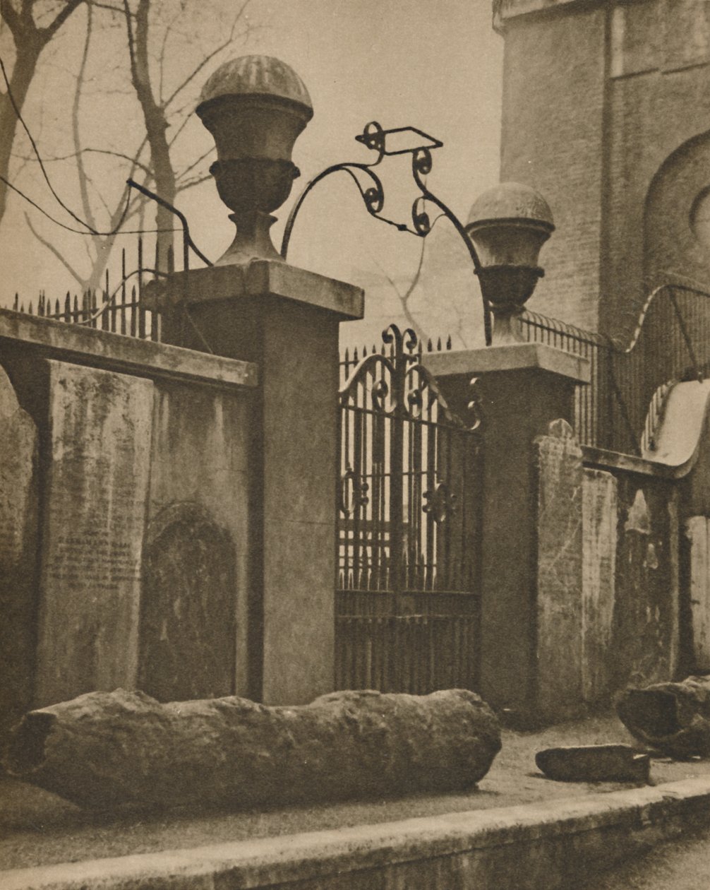 在苏活区圣安妮斯附近挖出的用于输送管道的榆木树干，c1935年。 作者 帕特森