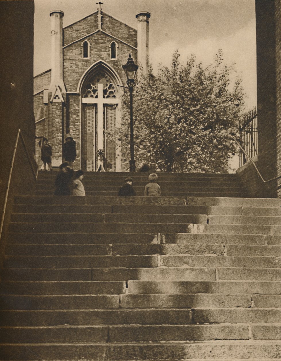 莱斯曼（Riceyman）踏上真正的格兰维尔广场（Granville Place），走在可爱的国王十字路（c1935）。 作者 帕特森