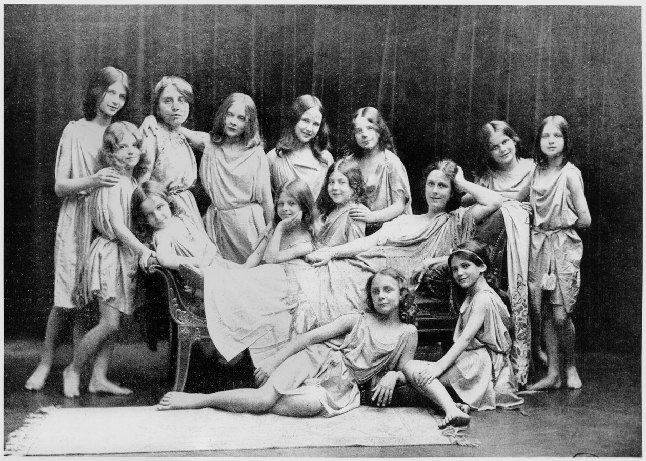 Isadora Duncan（1877-1927）和她的学生，来自Grunewald学校，1908年（bw照片） 作者 保罗·伯格