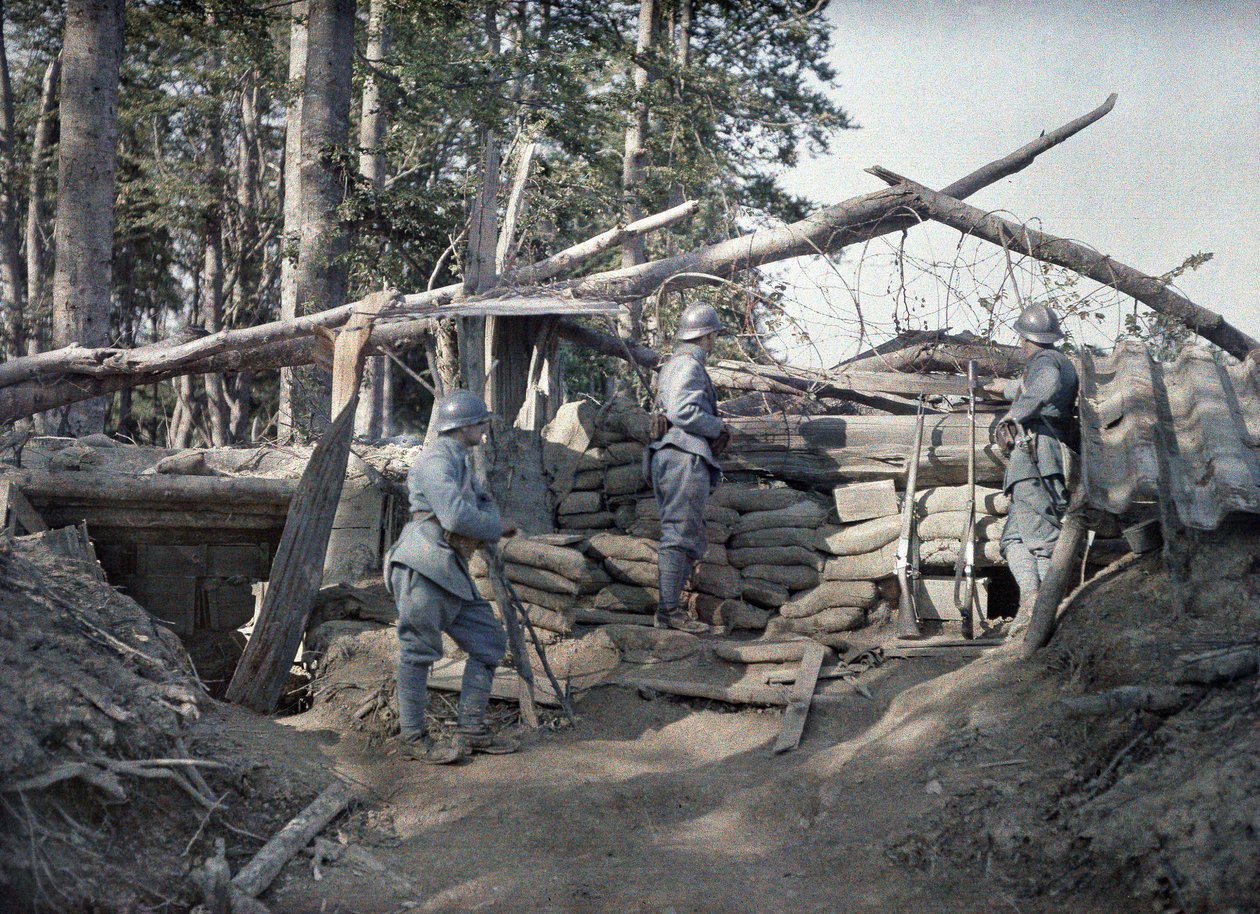 1917年6月16日，法国阿尔萨斯，Hirtzbach，Haut-Rhin，法国阿尔萨斯，一个法国观察哨，三个士兵用木梁和沙袋加固，靠近德国线。 作者 保罗·卡斯特尔瑙