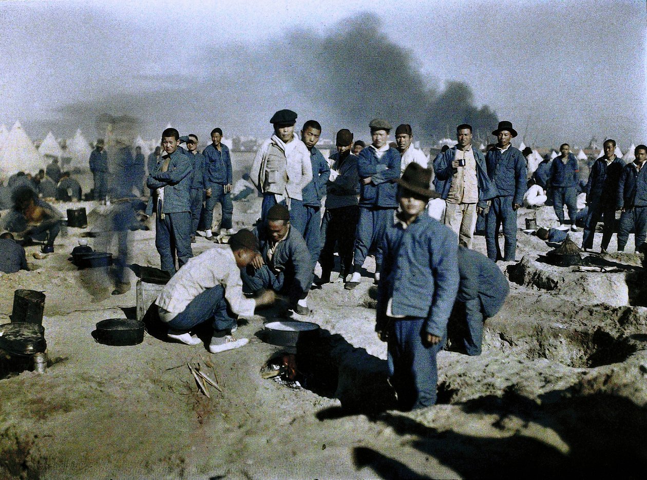 来自英国中国工党的一群工人被招募参加中东战役，埃及，1917年（自然色） 作者 保罗·卡斯特尔瑙