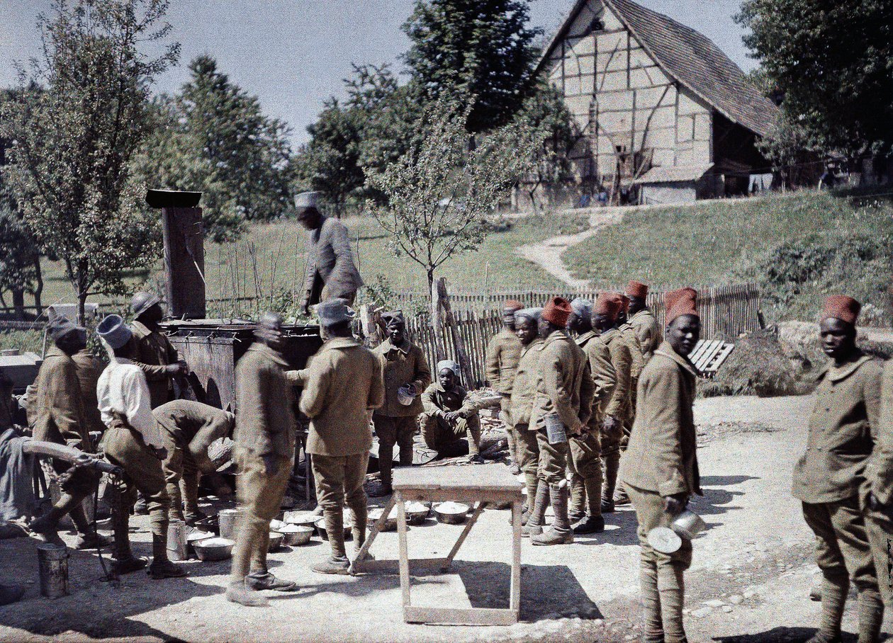 1917年6月16日，一群在法国军队服役的塞内加尔士兵作为步兵在法国阿尔萨斯Haut-Rhin省圣乌尔里希共进午餐（自然色） 作者 保罗·卡斯特尔瑙