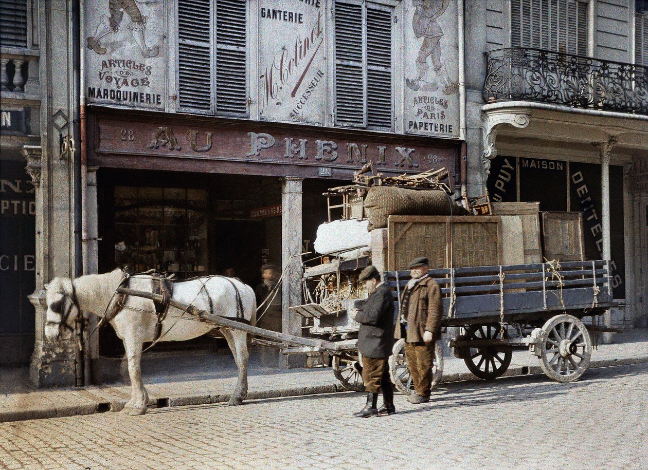 1917年5月4日，法国兰斯的皮革用品商店门前装满马具和家具及个人物品（白色） 作者 保罗·卡斯特尔瑙