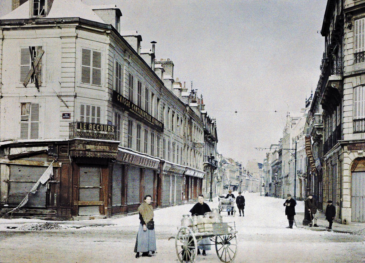 1917年3月3日，法国兰斯，在Rue de Vesle和一名男子在Rue de Talleyrand的另一辆车上装满牛奶罐的女人 作者 保罗·卡斯特尔瑙