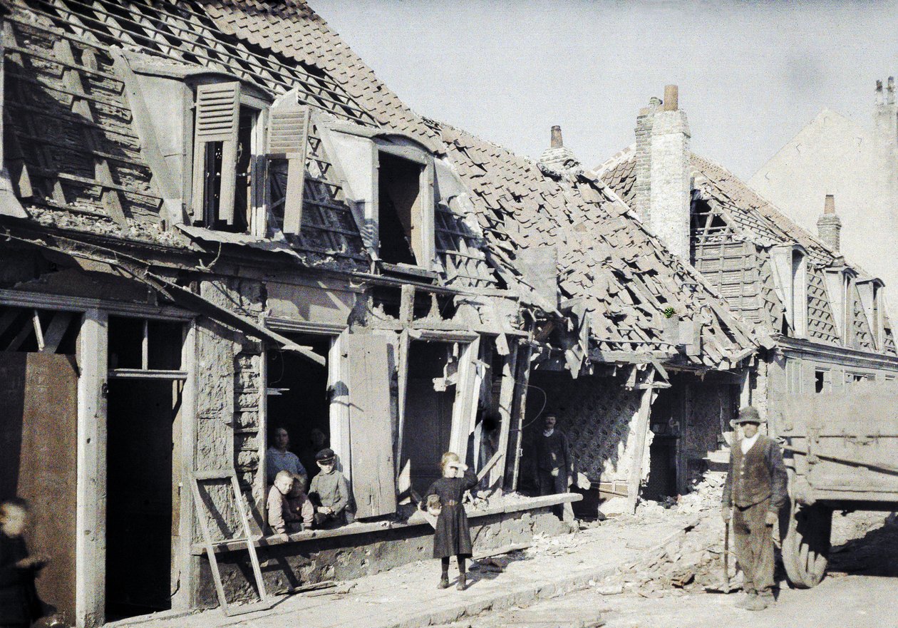 1917年9月11日，法国Nord-Pas-de-Calais地区敦刻尔克附近的Rosendaël镇发生9月10日和11日爆炸事件后受损的建筑物（自然色） 作者 保罗·卡斯特尔瑙